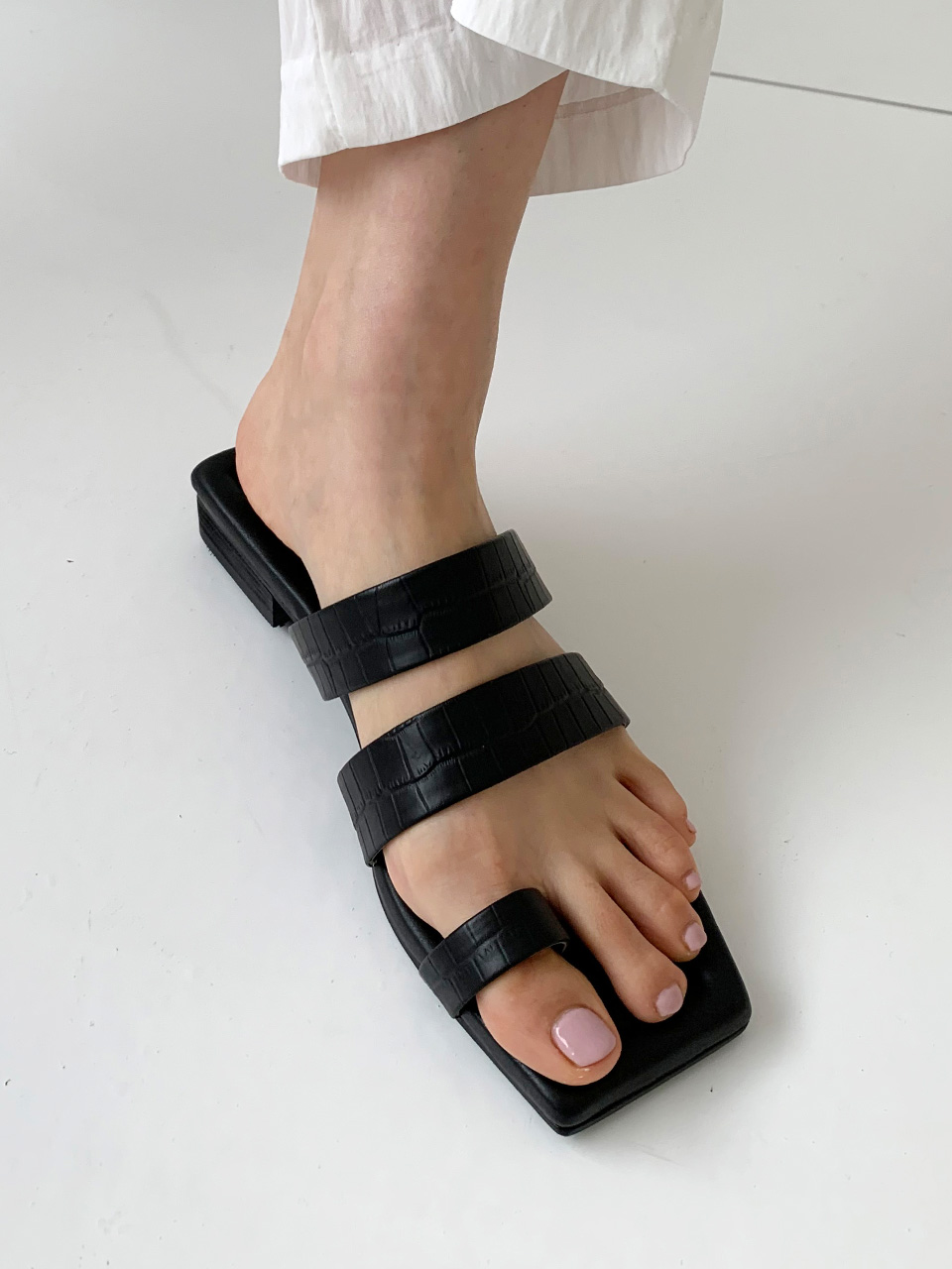 [Out of stock] Mrc069 Flat Strap Sandal (Black Crack)